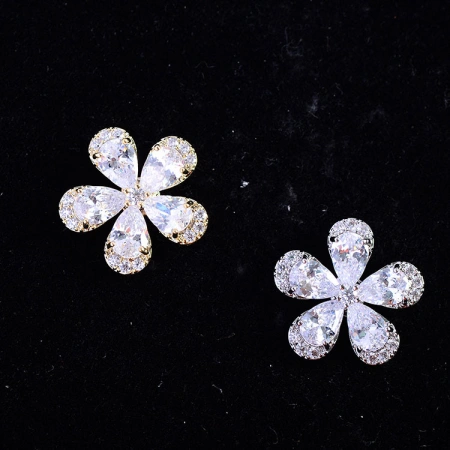 Korean style fashion note brooch, creative, individual and simple clothing accessories, women's coat sweater, individual zircon design, simple and individual fashionable women's brooch, new women's brooch Korean style fashion note brooch, creative, individual and simple clothing accessories, women's coat sweater, individual zircon design, simple and individual fashionable women's brooch, new women's brooch